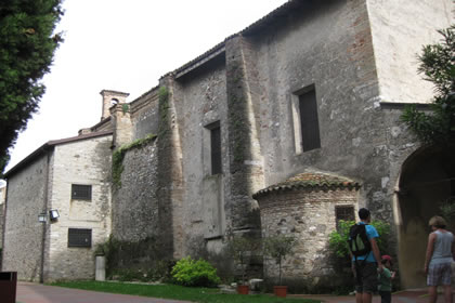 Sirmione il Duomo chiesa S. Maria
