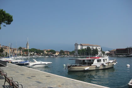 Toscolano Maderno la passeggiata lungo la costa